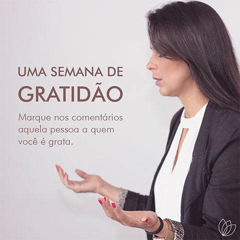 Dani Rievers Coach com as mãos estendidas em posição de adoração a Deus. Texto: "Uma semana de gratidão."